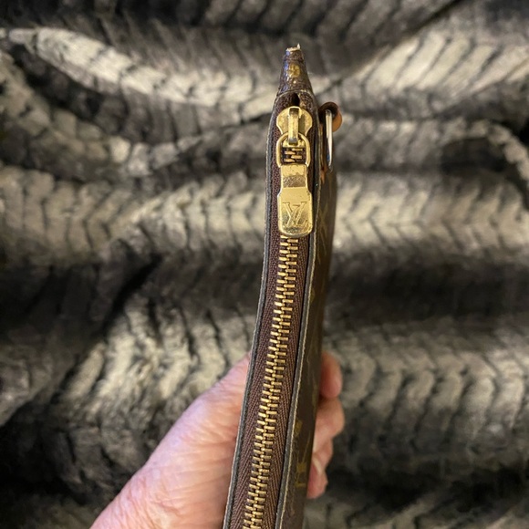 Louis Vuitton Monogram Clutch, Pouch or Crossbody with Chain and COA - Picture 4 of 16